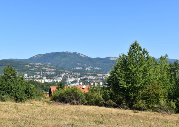 Stavebný pozemok 1208 m2, výhľad na mesto, Banská Bystrica