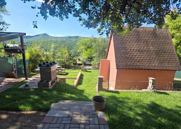 Murovaná chatka na peknom pozemku Trenčianske Teplice