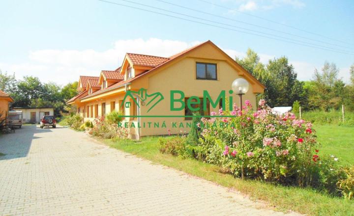 NR - Veľký Báb, polyfunkčný objekt mimo obce-tichá lokalita - fotografia 1