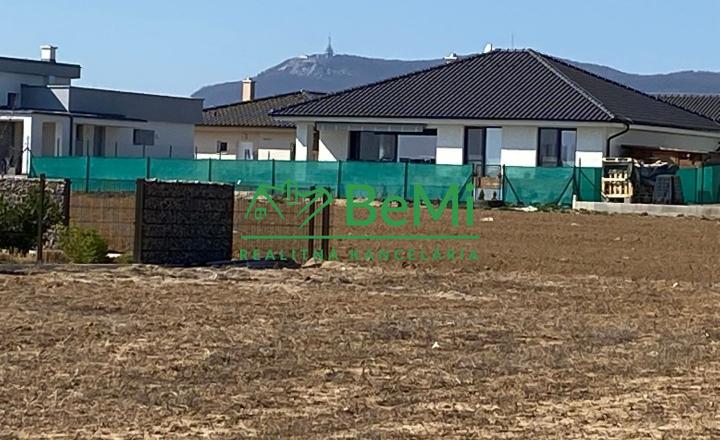 Pozemok (969 m2) so stavebným povolením+ projekt Malý Lapáš - fotografia 5
