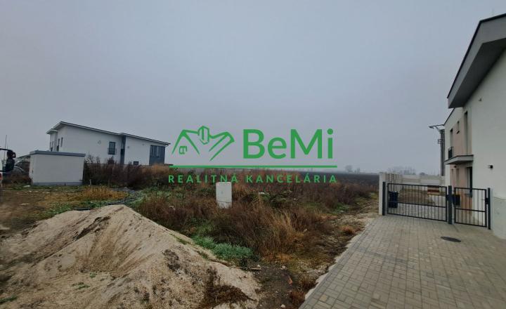 Stavebný pozemok - 688m2, Mostová ID 012-14-EVBA - fotografia 1