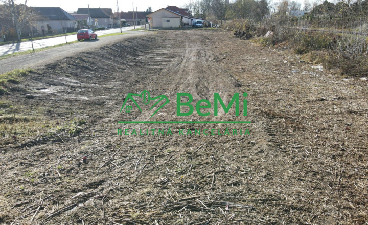 PREDAJ - STAVEBNÝ POZEMOK TESÁRSKE MLYŇANY ID 002-14-FIJA - fotografia 2