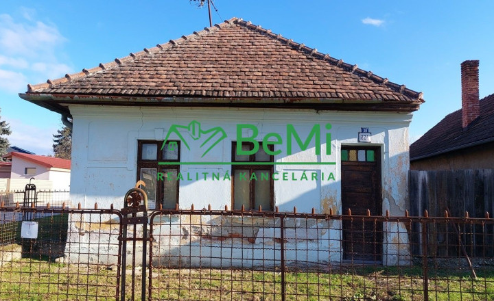 Exkluzívne na predaj vidiecky dom s veľkým pozemkom Jacovce - fotografia 1