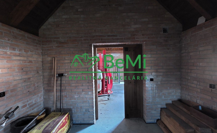 Exkluzívne na predaj vidiecky dom s veľkým pozemkom Jacovce - fotografia 9