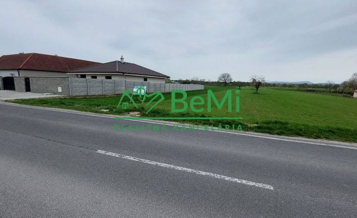 Exkluzívne - predaj veľký stavebný pozemok v obci Rakovice - fotografia 2