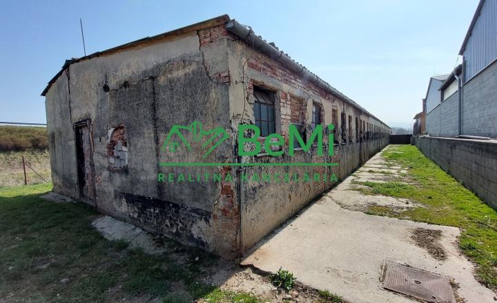 Na predaj pozemok s hospodárskou budovou meste Topoľčany - fotografia 3
