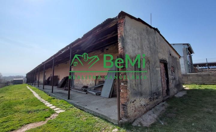 Na predaj pozemok s hospodárskou budovou meste Topoľčany - fotografia 2