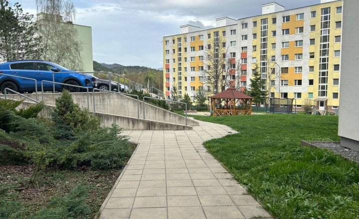 3 izbový byt, Banská Bystrica, terasa, vírivka, parkovaníe - fotografia 20