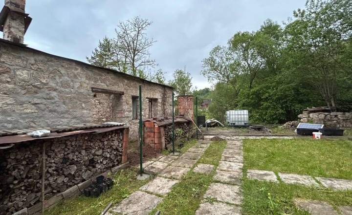 Čarovný pozemok s múrmi pôvodného domu, Sebedín - fotografia 12