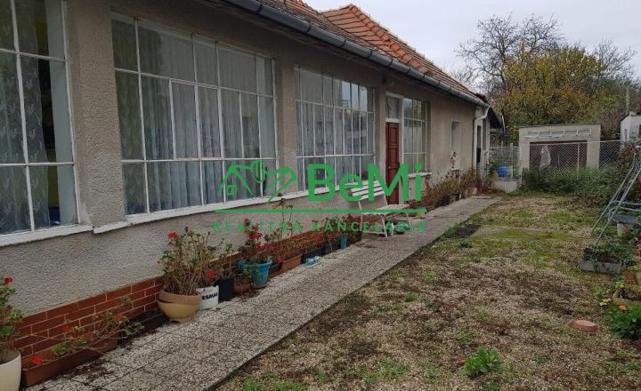 Predaj starší rodinný dom Vráble, 1034m2, NR (107-12-ERF)