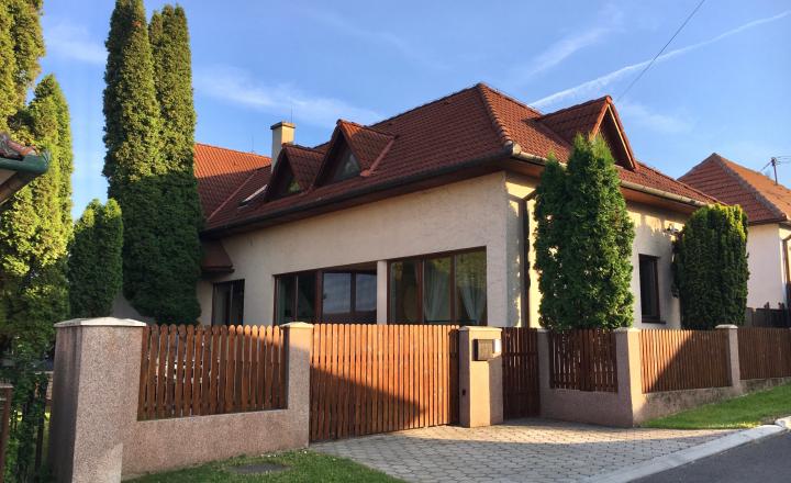 Výnimočný 7 izbový dom v Zbehoch – so saunou a bazénom - fotografia 1