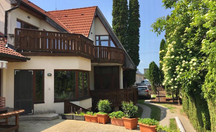 Výnimočný 7 izbový dom v Zbehoch – so saunou a bazénom
