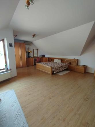 Výnimočný 7 izbový dom v Zbehoch – so saunou a bazénom - fotografia 11