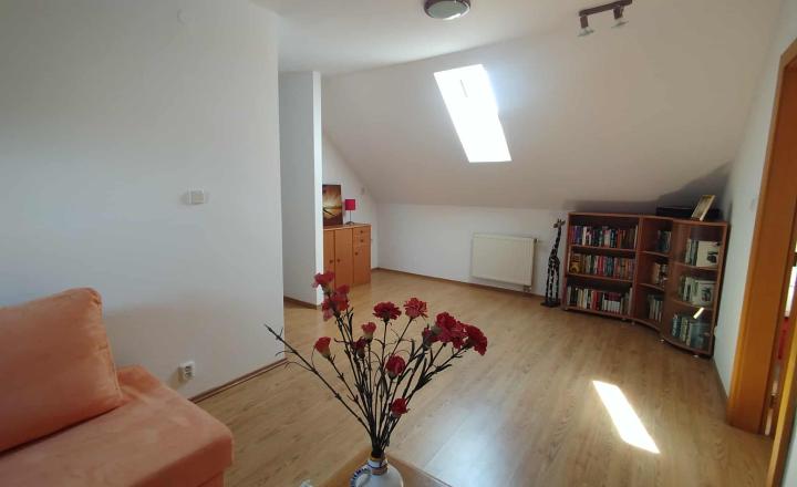 Výnimočný 7 izbový dom v Zbehoch – so saunou a bazénom - fotografia 17