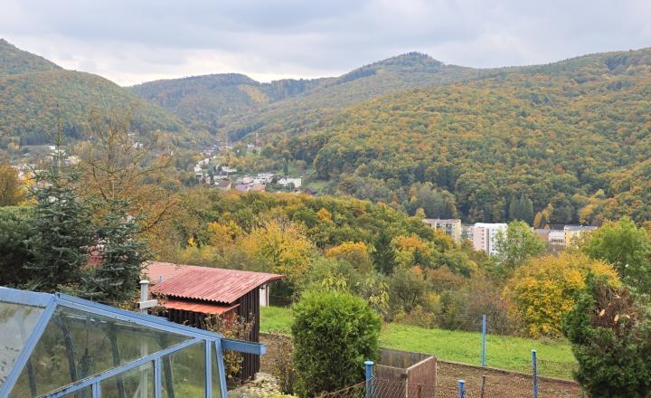 Murovaná chatka na peknom pozemku Trenčianske Teplice - fotografia 5