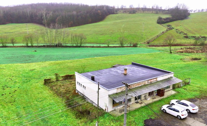 VIDEO - BUDOVA S PROJEKTOM NA RODINNÝ BUNGALOV - NA PREDAJ - fotografia 2