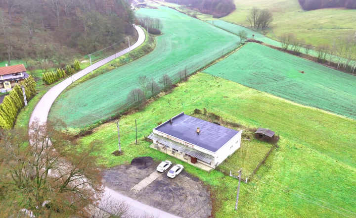VIDEO - BUDOVA S PROJEKTOM NA RODINNÝ BUNGALOV - NA PREDAJ - fotografia 4