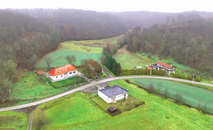 VIDEO - BUDOVA S PROJEKTOM NA RODINNÝ BUNGALOV - NA PREDAJ - fotografia 5