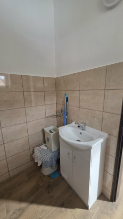 Polyfunkčná budova s fungujúcou prevádzkou - fotografia 16