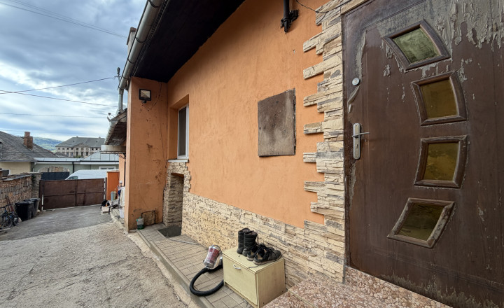 Rodinný dom s 1112 m2 záhradou aj chatou v obci Jelšava-PREDAJ - fotografia 9