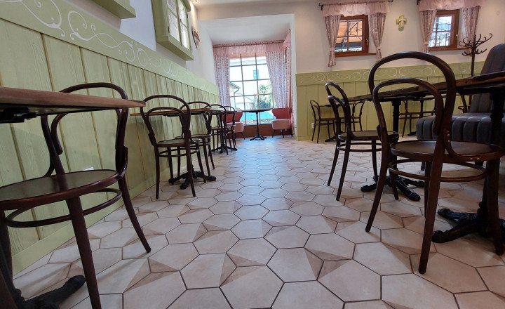 Predaj historickej budovy Nám. sv. Trojice Banská Štiavnica - fotografia 1