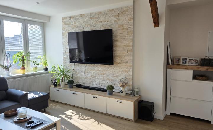 Zariadený podkrovný 3-izbový byt s vlastným parkovaním - fotografia 8