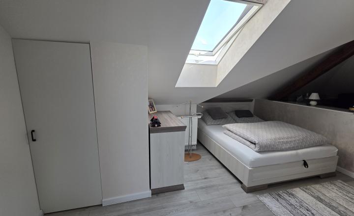 Zariadený podkrovný 3-izbový byt s vlastným parkovaním - fotografia 16