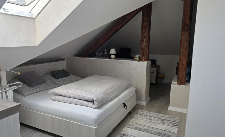 Zariadený podkrovný 3-izbový byt s vlastným parkovaním - fotografia 14