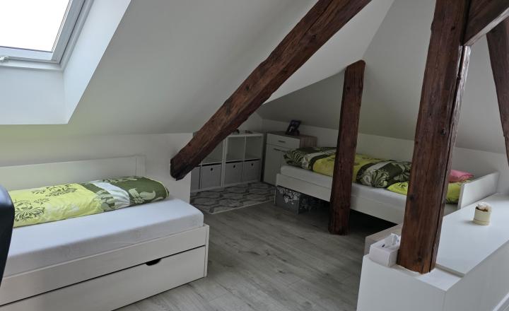 Zariadený podkrovný 3-izbový byt s vlastným parkovaním - fotografia 11