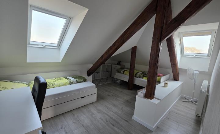 Zariadený podkrovný 3-izbový byt s vlastným parkovaním - fotografia 12