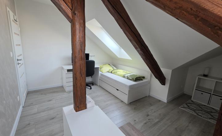 Zariadený podkrovný 3-izbový byt s vlastným parkovaním - fotografia 15