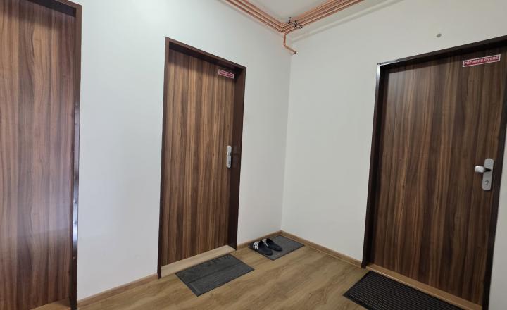 Zariadený podkrovný 3-izbový byt s vlastným parkovaním - fotografia 32