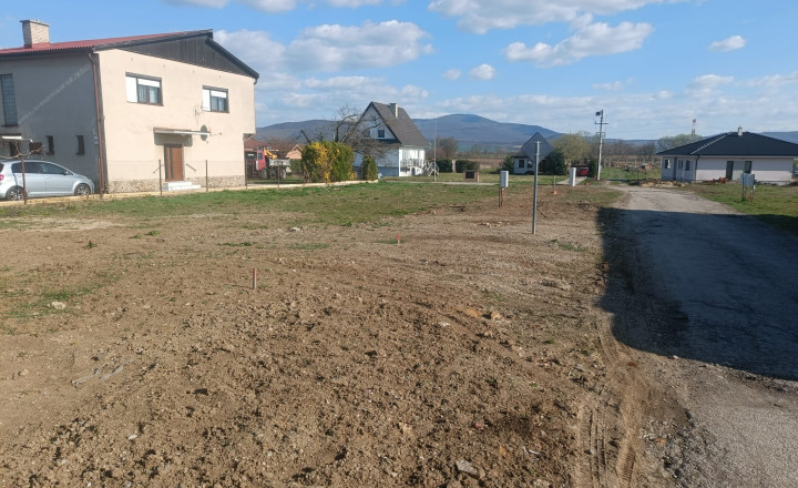 Pozemok 800m2 s hotovými sieťami: Hneď pri Topoľčanoch. 018-14-RAKOa - fotografia 3