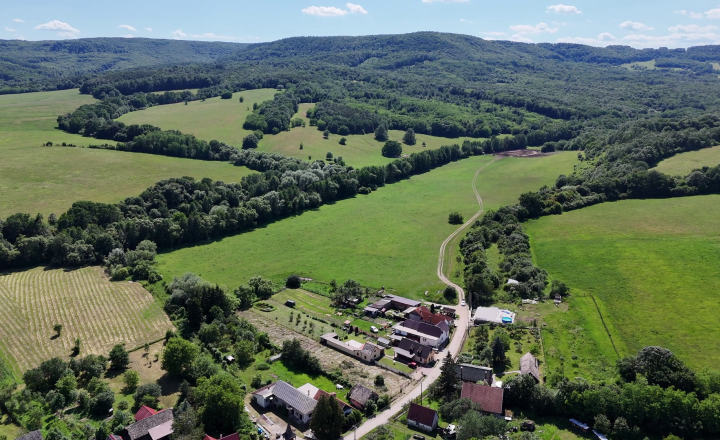 STAVEBNÝ POZEMOK 1857m2 PRI TEPLOM VRCHU - NA PREDAJ