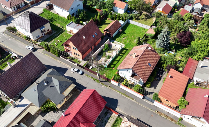 STAVEBNÝ POZEMOK V RIMAVSKEJ SOBOTE - NA PREDAJ - fotografia 1