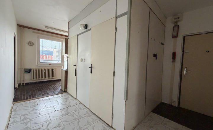 3-izbový byt s balkónom v Rožňave za výhodných 97000,-Eur - fotografia 2