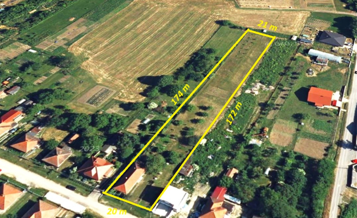 Pozemok s rodinným domom o výmere 3 671 m² v obci Jelenec - fotografia 1