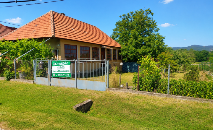 Pozemok s rodinným domom o výmere 3 671 m² v obci Jelenec