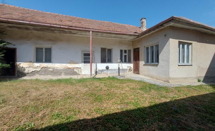 REZERVOVANÉ - Predaj starší rodinný dom - Lukáčovce pri Nitre(253-12-JUF) - fotografia 1