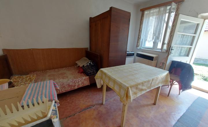 REZERVOVANÉ - Predaj starší rodinný dom - Lukáčovce pri Nitre(253-12-JUF) - fotografia 13