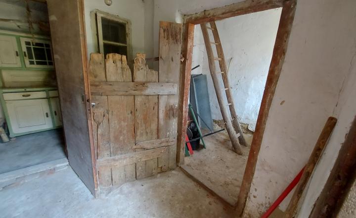 REZERVOVANÉ - Predaj starší rodinný dom - Lukáčovce pri Nitre(253-12-JUF) - fotografia 15