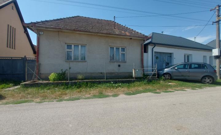 REZERVOVANÉ - Predaj starší rodinný dom - Lukáčovce pri Nitre(253-12-JUF)