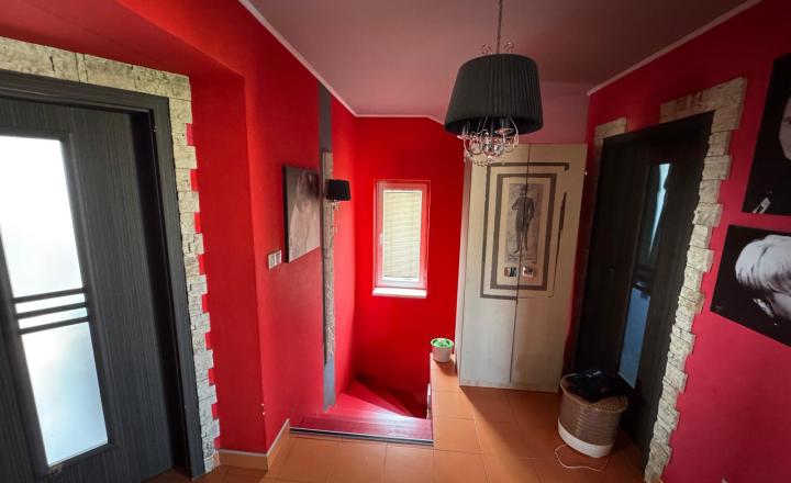 Rodinný dom s polyfunkčným využitím – Lokca - fotografia 11