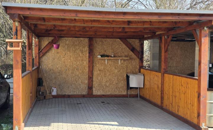 Zariadený podkrovný 3-izbový byt s vlastným parkovaním - fotografia 33