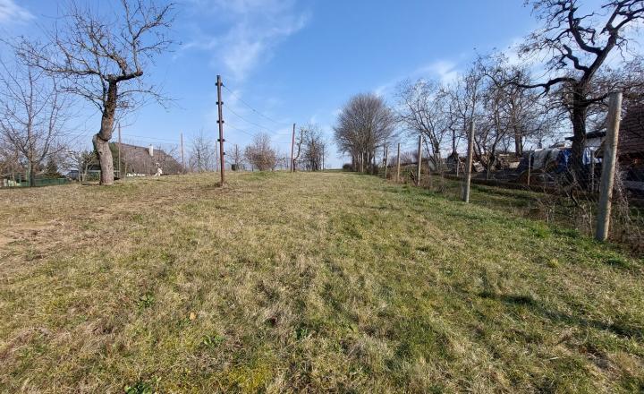 Na predaj stavebný pozemok v obci Urmince  ID 233-14-LUGUE - fotografia 2