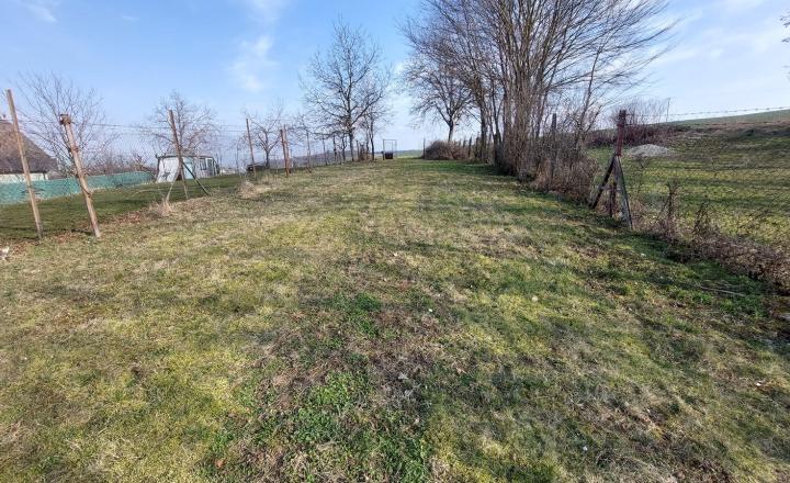 Na predaj stavebný pozemok v obci Urmince  ID 233-14-LUGUE - fotografia 7