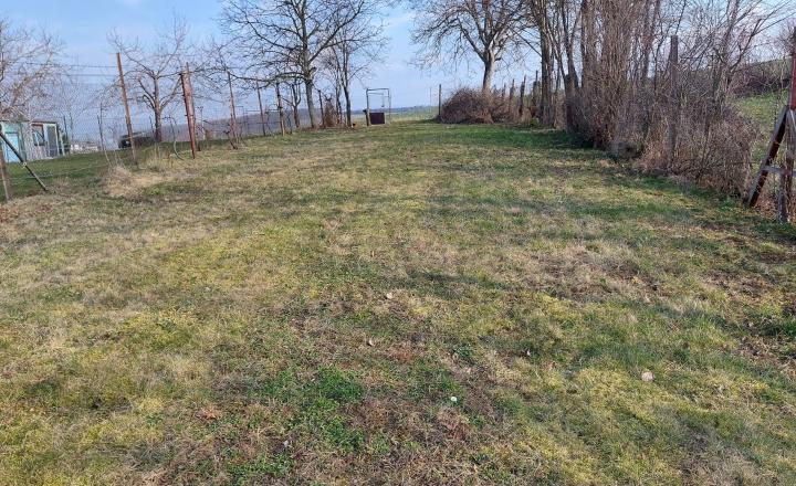 Na predaj stavebný pozemok v obci Urmince  ID 233-14-LUGUE - fotografia 8
