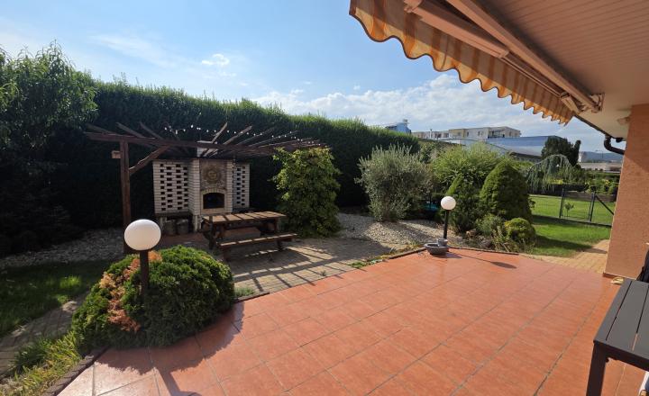 Exkluzívny rodinný dom –  bungalov s uzavretým vstupom - fotografia 24