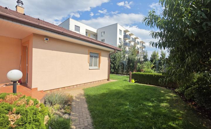 Exkluzívny rodinný dom –  bungalov s uzavretým vstupom - fotografia 25