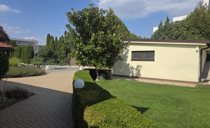 Exkluzívny rodinný dom –  bungalov s uzavretým vstupom - fotografia 28